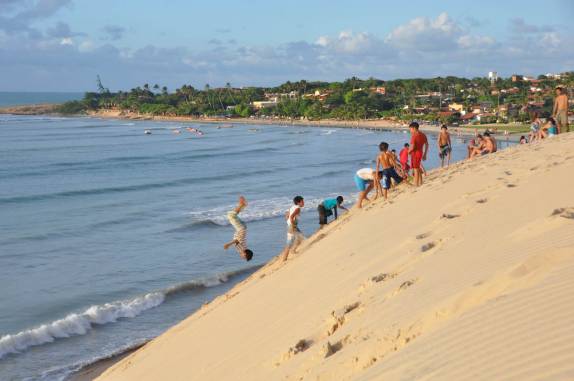 Garotos dão show de piruetas na duna de Jericoacoara - CE